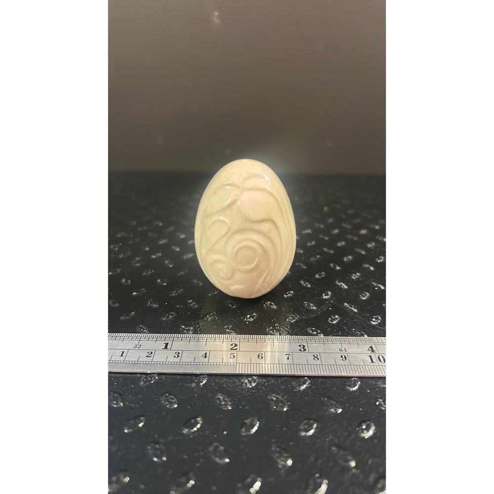 1401. Cream ceramic Egg